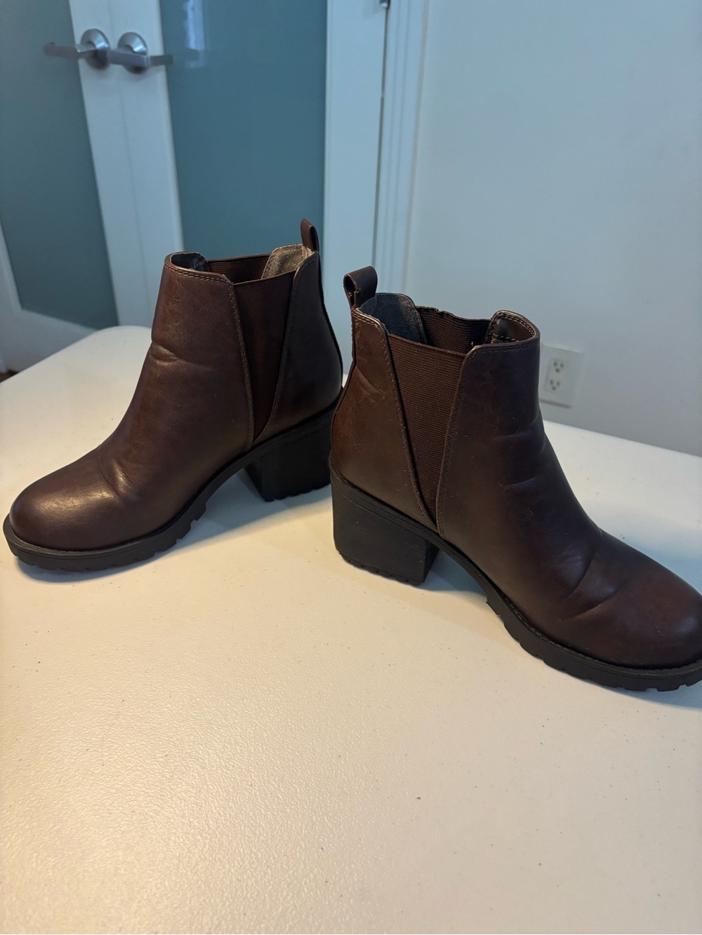 Soda Boots Size 8.5 Comfortable Brown Leather Ankle Boots